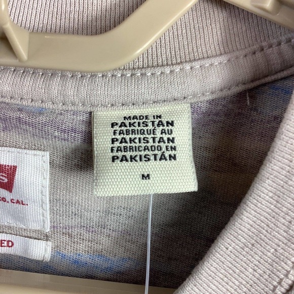 Levi's Red Tab Men’s Mountain Print Tee-Shirt Size Medium NWT - Picture 7 of 14